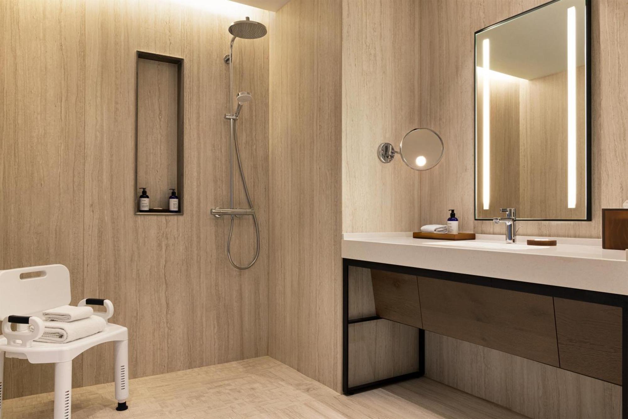 King Room Roll Shower Mobility Access